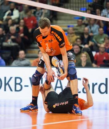 Berlin, Deutschland, 10.12.2015: Volleyball DVV Pokal Saison 2015 2016 Halbfinale - BR Volleys - United Volleys RheinMain. Robert Kromm (BR Volleys 3) hilft Tomas Kmet (BR Volleys 14) auf die Beine