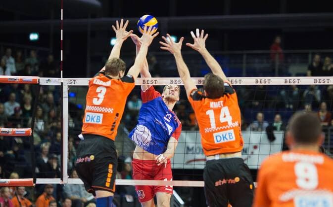 Berlin, Deutschland, 10.12.2015: Volleyball DVV Pokal Saison 2015 2016 Halbfinale - BR Volleys - United Volleys RheinMain. Christian Dünnes Duennes (United Volleys 16) gegen den Block aus Robert Kromm (BR Volleys 3) und Tomas Kmet (BR Volleys 14)
