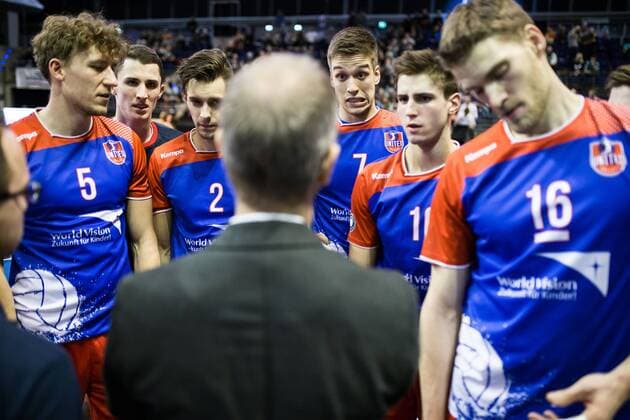Berlin, Deutschland, 10.12.2015: Volleyball DVV Pokal Saison 2015 2016 Halbfinale - BR Volleys - United Volleys RheinMain. Trainer Michael Warm (United Volleys) gibt Anweisungen waehrend einer Auszeit an v.li. Lukas Bauer (United Volleys 5), Bryan Fraser (United Volleys 2), Jannis Hopt (United Volleys 7), Moritz Reichert (United Volleys 10), Christian Dünnes Duennes (United Volleys 16)
