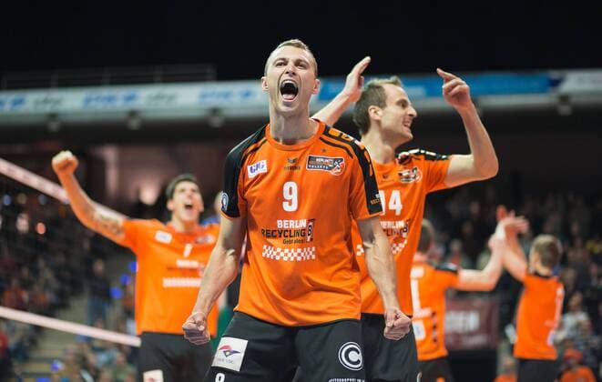 Berlin, Deutschland, 10.12.2015: Volleyball DVV Pokal Saison 2015 2016 Halbfinale - BR Volleys - United Volleys RheinMain. Das Team der BR Volleys jubelt: v.l. Nicolas Le Goff (BR Volleys 7), Paul Lotman (BR Volleys 9) ,Tomas Kmet (BR Volleys 14)