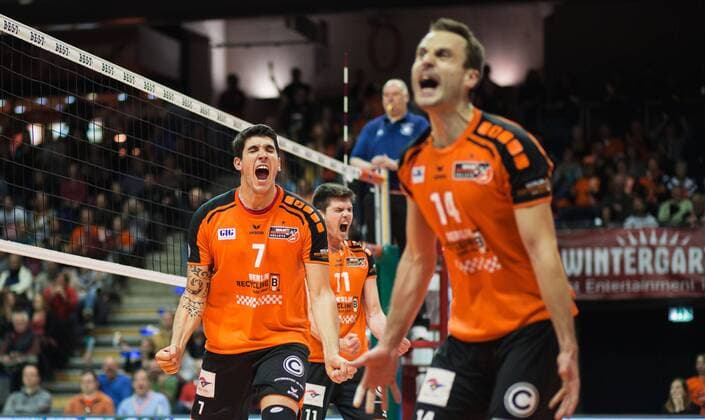 Berlin, Deutschland, 10.12.2015: Volleyball DVV Pokal Saison 2015 2016 Halbfinale - BR Volleys - United Volleys RheinMain. Das Team der BR Volleys jubelt: v.l. Nicolas Le Goff (BR Volleys 7), Tsimafei Zhukouski (BR Volleys 11), Tomas Kmet (BR Volleys 14)