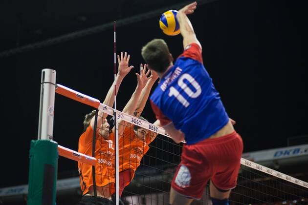 Berlin, Deutschland, 10.12.2015: Volleyball DVV Pokal Saison 2015 2016 Halbfinale - BR Volleys - United Volleys RheinMain. Moritz Reichert (United Volleys 10) gegen den Block aus Paul Carroll (BR Volleys 12) und Nicolas Le Goff (BR Volleys 7)