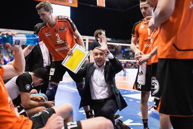 Berlin, Deutschland, 10.12.2015: Volleyball DVV Pokal Saison 2015 2016 Halbfinale - BR Volleys - United Volleys RheinMain. Trainer Roberto Serniotti (BR Volleys)