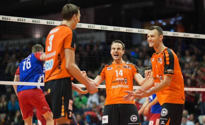 Berlin, Deutschland, 10.12.2015: Volleyball DVV Pokal Saison 2015 2016 Halbfinale - BR Volleys - United Volleys RheinMain. Das Team der BR Volleys jubelt: v.l. Robert Kromm (BR Volleys 3), Tomas Kmet (BR Volleys 14), Paul Lotman (BR Volleys 9)