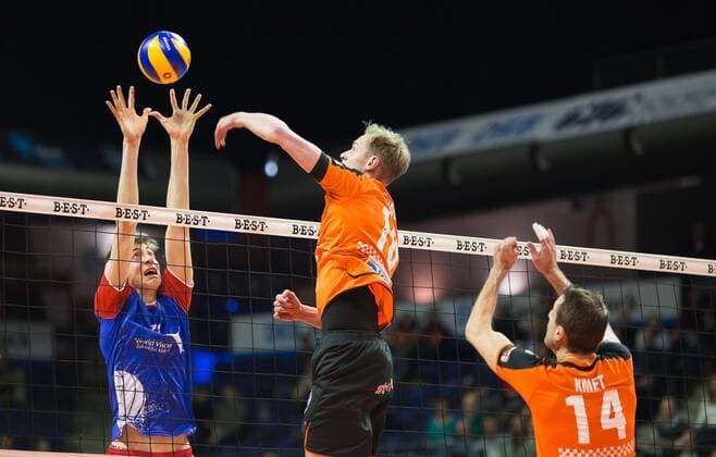 Berlin, Deutschland, 10.12.2015: Volleyball DVV Pokal Saison 2015 2016 Halbfinale - BR Volleys - United Volleys RheinMain. Tomas Kmet (BR Volleys 14) und Sebastian Kühner Kuehner (BR Volleys 20) gegen den Block aus Tobias Krick (United Volleys 11)