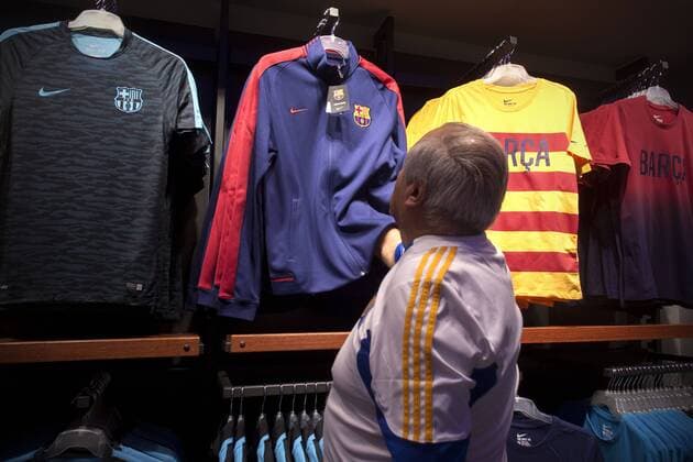 MEXICO CITY, Dec. 10, 2015 -- A man views FC Barcelona Barca shirts during the opening of the official FC Barcelona store in Mexico City, capital of Mexico, on Dec. 10, 2015. Football club Barcelona opened its first offical store in Mexico City on Thursday. ) (ah) (sp) (SP)MEXICO-MEXICO CITY-SOCCER-FC BARCELONA STORE AlejandroxAyala 