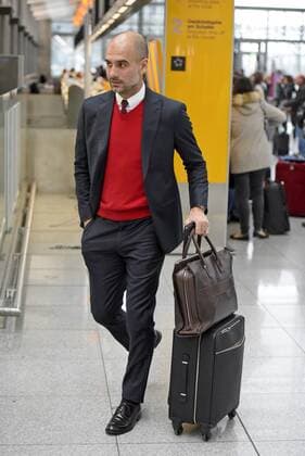08.12.2015, Fussball Championsleague 2015 2016, FC Bayern München, Checkin der Mannschaft am Airport München zum Championsleague-Spiel in Zagreb. Trainer Pep Guardiola (FC Bayern München) mit seinem Trolley auf dem Weg zum Gate. 