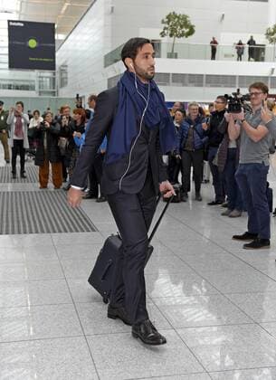 08.12.2015, Fussball Championsleague 2015 2016, FC Bayern München, Checkin der Mannschaft am Airport München zum Championsleague-Spiel in Zagreb. Mehdi Benatia (FC Bayern München) geht zum Schalter. 