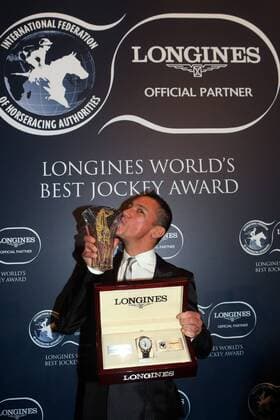 11.12.2015, Hong Kong, Hongkong, CHN, CHINA - Jockey Frankie Dettori poses with the trophy and his Longines watch after the LONGINES World™s Best Jockey Award ceremony. (Jockey, Dettori, Ehrung, Portrait, Portraet, Porträt) 109D111215HONGKONG.JPG