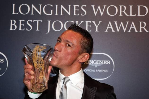 Themen der Woche - Sport Bilder des Tages - SPORT 11.12.2015, Hong Kong, Hongkong, CHN, CHINA - Jockey Frankie Dettori kisses the trophy after the LONGINES World™s Best Jockey Award ceremony. (Jockey, Dettori, Ehrung, Portrait, Portraet, Porträt) 111D111215HONGKONG.JPG