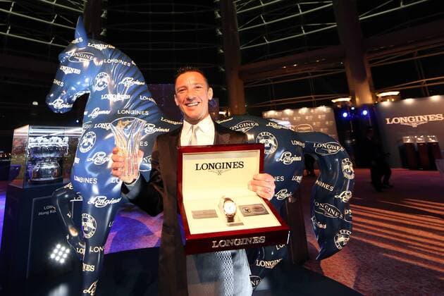 11.12.2015, Hong Kong, Hongkong, CHN, CHINA - Jockey Frankie Dettori poses with the trophy and his Longines watch after the LONGINES World™s Best Jockey Award ceremony. (Jockey, Dettori, Ehrung, Portrait, Portraet, Porträt) 113D111215HONGKONG.JPG