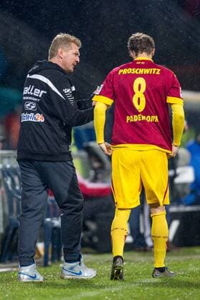 Bochum Trainer Stefan Effenberg (SC Paderborn) gibt Nick Proschwitz (SC Paderborn 8) Anweisungen beim Spiel zwischen dem VfL Bochum und dem SC Paderborn in der 2. Fussball Bundesliga am 11.12.2015, Copyright: Schülerx xEibner-Pressefoto EP_jse