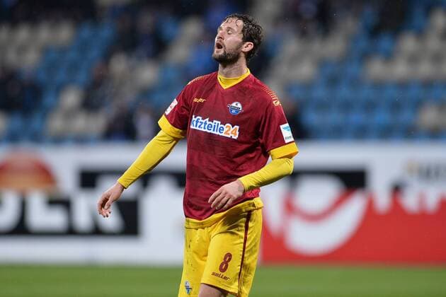 Fußball 2. Bundesliga 18. Spieltag VfL Bochum - SC Paderborn am 11.12.2015 im rewirpower Stadion in Bochum Nick Proschwitz ( Paderborn ) nach einer vergebenen Torchance xTTx
