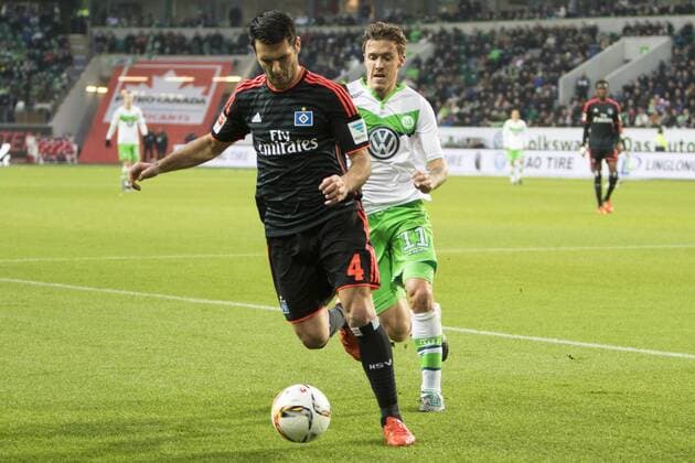 Fußball, Bundesliga, VfL Wolfsburg - Hamburger SV; v.l. Emir Spahic (HSV, 4) gegen Max Kruse (Wolfsburg). xtgx
