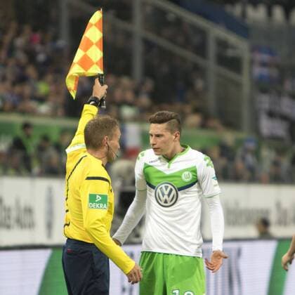 Fußball, Bundesliga, VfL Wolfsburg - Hamburger SV; Julian Draxler (Wolfsburg) reklamiert, beschwert sich beim Linienrichter, schimpft. xtgx