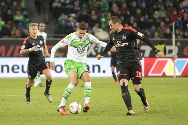 Fußball, Bundesliga, VfL Wolfsburg - Hamburger SV; Julian Draxler (Wolfsburg) gegen Pierre-Michel Lasogga (HSV, 10). xtgx