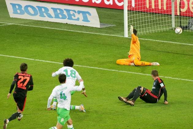 Aus 1. BL Saison 2015 16 VfL Wolfsburg gegen Hamburger SV am 12.12.2015 in der VW Arena. Im Foto: Nicolai Müller 27 vom HSV zum 0:1 gegen Dante 18 und VfL TW Diego Benaglio 1