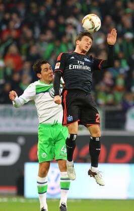 Wolfsburg Kopfballduell zwischen Marcel Schaefer ( 4, VfL Wolfsburg) und Nicolai Mueller ( 27, Hamburger SV), VfL Wolfsburg vs. Hamburger SV, Fussball, 1. Bundesliga, 12.12.2015, Copyright: Hundt xEibner-Pressefoto EP_mht