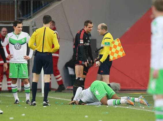 v.l. Marcel Schaefer (Wolfsburg), Schiedsrichter Wolfgang Stark (Ergolding), Pierre-Michel Lasogga (Hamburger SV), Dante Bonfim Costa Santos (VfL Wolfsburg)