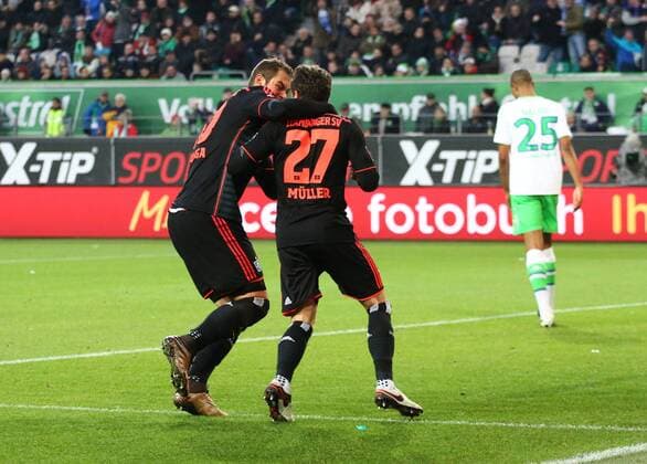 Wolfsburg Pierre-Michel Lasogga ( 10, Hamburger SV) und Nicolai Mueller ( 27, Hamburger SV) freuen sich ueber das 1:0, VfL Wolfsburg vs. Hamburger SV, Fussball, 1. Bundesliga, 12.12.2015, Copyright: Hundt xEibner-Pressefoto EP_mht