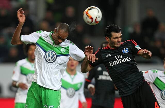 12.12.2015, Fussball 1.Bundesliga 2015 2016, 16.Spieltag, VfL Wolfsburg - Hamburger SV, in der Volkswagen Arena, Wolfsburg. v.l. Naldo (Wolfsburg) gegen Emir Spahic (Hamburg) 