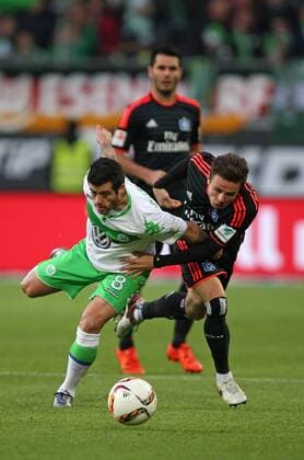 12.12.2015, Fussball 1.Bundesliga 2015 2016, 16.Spieltag, VfL Wolfsburg - Hamburger SV, in der Volkswagen Arena, Wolfsburg. v.l. Vieirinha (Wolfsburg) gegen Nicolai Müller (Hamburg) 