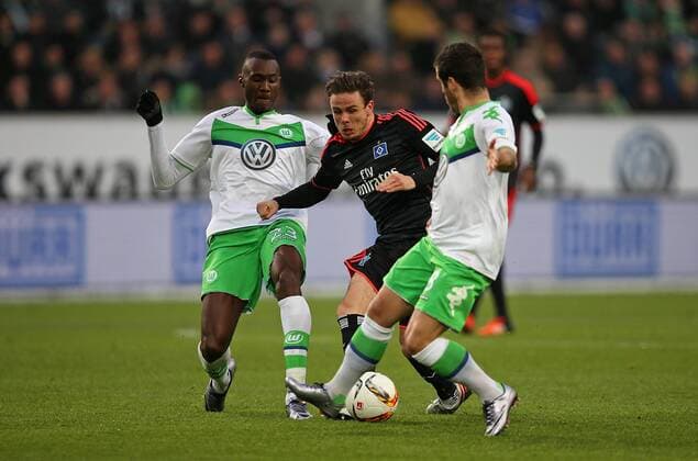 12.12.2015, Fussball 1.Bundesliga 2015 2016, 16.Spieltag, VfL Wolfsburg - Hamburger SV, in der Volkswagen Arena, Wolfsburg. v.l. Josuha Guilavogui (Wolfsburg) gegen Nicolai Müller (Hamburg) und Vieirinha (Wolfsburg) 
