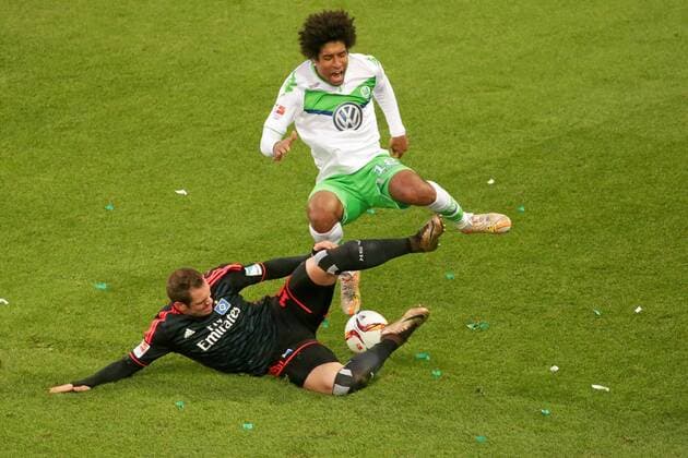 Aus 1. BL Saison 2015 16 VfL Wolfsburg gegen Hamburger SV am 12.12.2015 in der VW Arena. Im Foto: Gelbe Karte für Lasogga 10 Foul an Dante