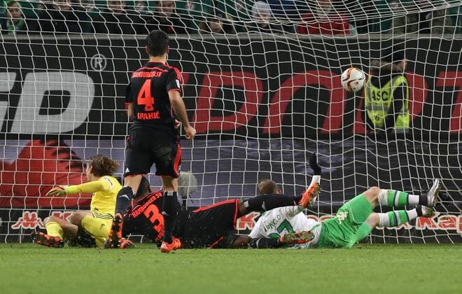 Maximilian Arnold Torschuß zum 1:1 Ausgleich, Cleber, Torwart Rene Adler Aktion Spielszene Zweikampf Fußball Fussball DFL erste 1.Bundesliga Herren Saison 2015 2016 12.12.2015 VfL Wolfsburg vs. Hamburger SV HSV