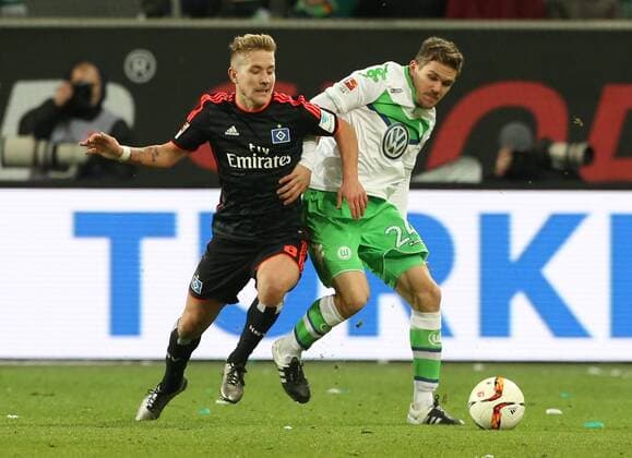 Lewis Holtby, Sebastian Jung Aktion Spielszene Zweikampf Fußball Fussball DFL erste 1.Bundesliga Herren Saison 2015 2016 12.12.2015 VfL Wolfsburg vs. Hamburger SV HSV