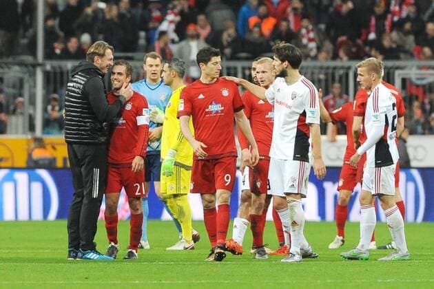 Muenchen Trainer Ralph Hasenhuettl (FC Ingolstadt 04) umarmt Philipp Lahm (FC Bayern Muenchen) nach dem Schlusspfiff beim Spiel zwischen Bayern Muenchen und dem FC Ingolstadt 04, Bundesliga, Spieltag 16, 12.12.2015, Copyright: Stuetzle xEibner-Pressefoto ep_wse