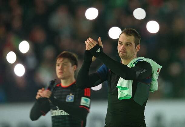 12.12.2015, Fussball 1.Bundesliga 2015 2016, 16.Spieltag, VfL Wolfsburg - Hamburger SV, in der Volkswagen Arena, Wolfsburg. v.l. Gotoku Sakai (Hamburg) und Pierre-Michel Lasogga (Hamburg) 