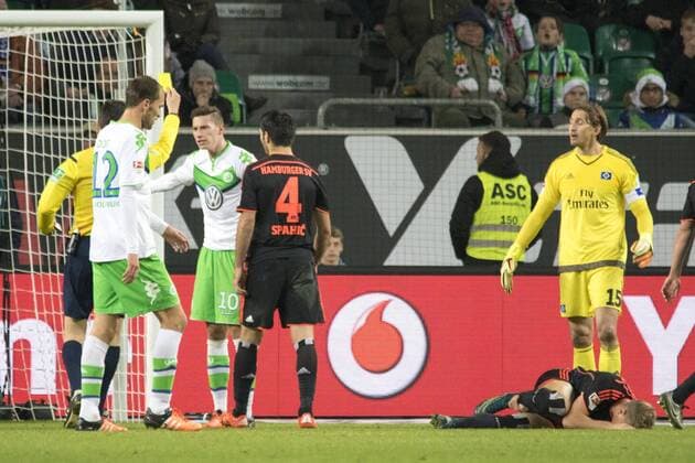 Fußball, Bundesliga, VfL Wolfsburg - Hamburger SV; Julian Draxler (Wolfsburg) gelbe Karte, Verwarnung, yellow card. xtgx