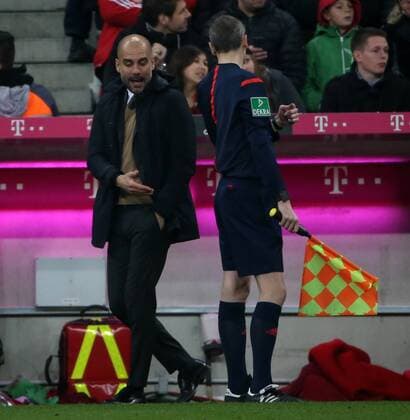12.12.2015,1. BL, FC Bayern vs FC Ingolstadt, Allianz Arena München, Fussball, im Bild: Trainer Pep Guardiola (FCB) mit dem Referee nicht einverstanden