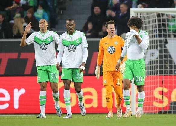 Enttäuschung nach dem 0-1 bei v.l. Naldo (VfL Wolfsburg), Josuha Guilavogui (VfL Wolfsburg) , Diego Benaglio (VfL Wolfsburg) und Dante Bonfim Costa Santos (VfL Wolfsburg)