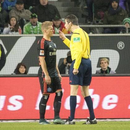 Bilder des Tages - SPORT Fußball, UEFA Champions League, VfL Wolfsburg - Hamburger SV; Schiedrichter, Schiri, referee Wolgang Stark ermahnt Matthias Ostrzolek (HSV, 22), gibt Anweisungen, gestikuliert, mit den Armen gestikulieren, gives instructions, gesticulate. xtgx