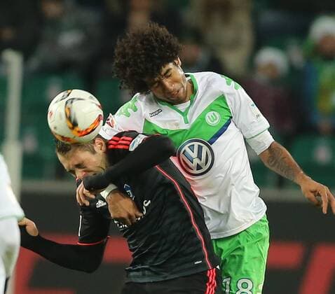 Duell zwischen Dante Bonfim Costa Santos (VfL Wolfsburg) und Pierre-Michel Lasogga (Hamburger SV)