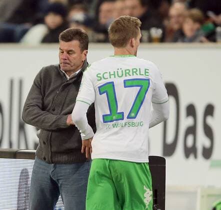 v.l. Headcoach Dieter Hecking (VfL Wolfsburg) bei der Auswechslung von Andre Schuerrle (VfL Wolfsburg)