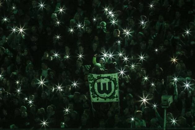 Deutschland, Wolfsburg , Volkswagen Arena, Fussball, 1. Bundesliga, Saison 2015 2016 , VFL Wolfsburg - Hamburger SV , im Fanblock der Wolfsburger war zum Ende des Spiels Weihnachtsstimmung