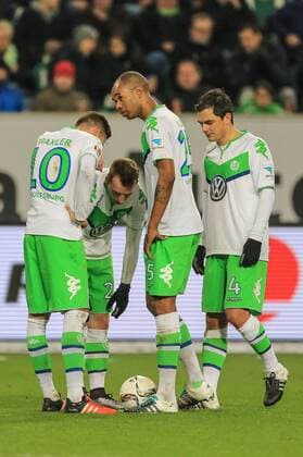 Deutschland, Wolfsburg , Volkswagen Arena, Fussball, 1. Bundesliga, Saison 2015 2016 , VFL Wolfsburg - Hamburger SV , Julian Draxler, Maximilian Arnold, Naldo, Marcel Schäfer(Wolfsburg)