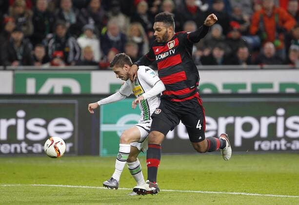 Leverkusen, Bayarena, 12.12.15: Julian Korb (Bor. Moenchengladbach) (L) gegen Jonathan Tah (Bayer 04 Leverkusen) im Spiel der 1. Bundesliga zwischen Bayer 04 Leverkusen vs. Borussia Mönchengladbach in der Saison 2015 2016.
