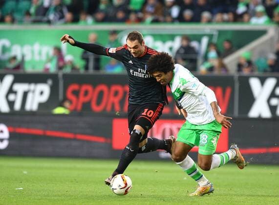 Wolfsburg Dante ( 18, VfL Wolfsburg) verliert gegen Pierre-Michel Lasogga ( 10, Hamburger SV) und leitet so den Hamburger Treffer zum 1:0 ein, VfL Wolfsburg vs. Hamburger SV, Fussball, 1. Bundesliga, 12.12.2015, Copyright: Hundt xEibner-Pressefoto EP_mht