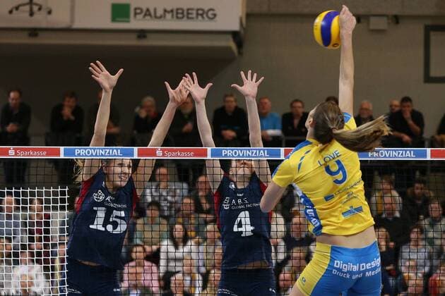 Schwerin, 12. Dezember 2015 Volleyball, Saison 2015 2016, Bundesliga Frauen, 11. Spieltag, Schweriner SC - VC Wiesbaden: Tabitha Love (Schweriner SC, 9) - Jennifer Pettke (VC Wiesbaden, 15) und Tanja Großer (VC Wiesbaden, 4)