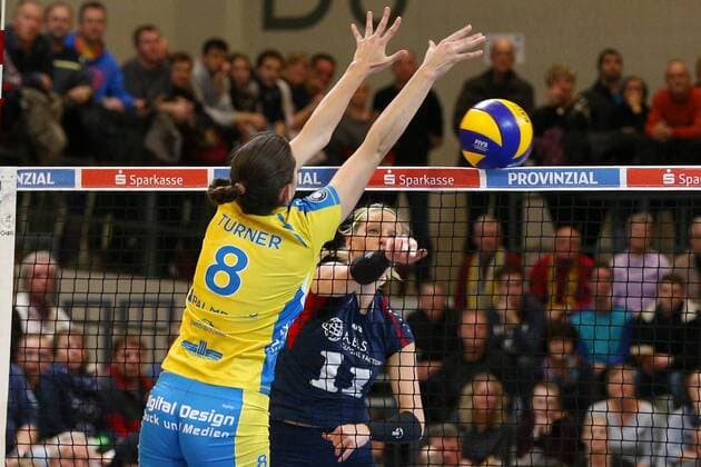 Schwerin, 12. Dezember 2015 Volleyball, Saison 2015 2016, Bundesliga Frauen, 11. Spieltag, Schweriner SC - VC Wiesbaden: Ariel Turner (Schweriner SC, 8) - Elizabeth Hintermann (VC Wiesbaden, 11)