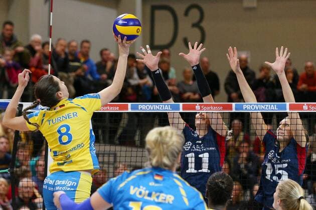 Schwerin, 12. Dezember 2015 Volleyball, Saison 2015 2016, Bundesliga Frauen, 11. Spieltag, Schweriner SC - VC Wiesbaden:Ariel Turner (Schweriner SC, 8) - Elizabeth Hintermann (VC Wiesbaden, 11) und Jennifer Pettke (VC Wiesbaden, 15)
