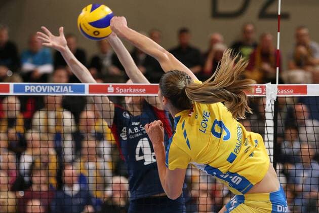 Schwerin, 12. Dezember 2015 Volleyball, Saison 2015 2016, Bundesliga Frauen, 11. Spieltag, Schweriner SC - VC Wiesbaden: Tabitha Love (Schweriner SC, 9) - Tanja Großer (VC Wiesbaden, 4)