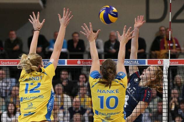 Schwerin, 12. Dezember 2015 Volleyball, Saison 2015 2016, Bundesliga Frauen, 11. Spieltag, Schweriner SC - VC Wiesbaden: Anja Brandt (Schweriner SC, 12) und Denise Hanke (Schweriner SC, 10) - Tanja Großer (VC Wiesbaden, 4)