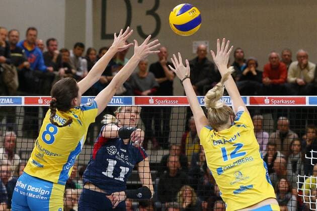Schwerin, 12. Dezember 2015 Volleyball, Saison 2015 2016, Bundesliga Frauen, 11. Spieltag, Schweriner SC - VC Wiesbaden: Ariel Turner (Schweriner SC, 8) und Elisa Lohmann (Schweriner SC, 14) - Elizabeth Hintermann (VC Wiesbaden, 11)