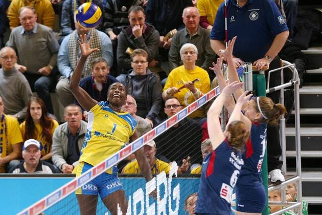 Schwerin, 12. Dezember 2015 Volleyball, Saison 2015 2016, Bundesliga Frauen, 11. Spieltag, Schweriner SC - VC Wiesbaden: Lousi Souza Ziegler (Schweriner SC, 1) - Rebecca Schäperklaus (VC Wiesbaden, 6) und Kaisa Alanko (VC Wiesbaden, 10)