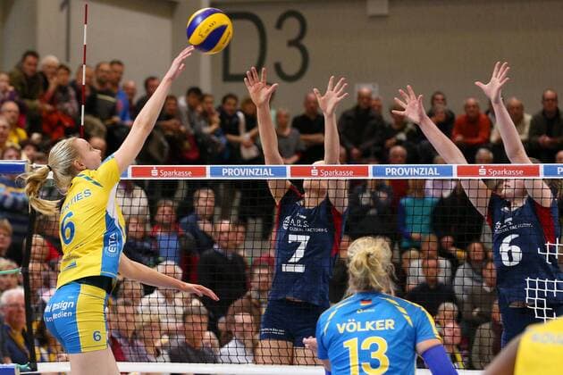 Schwerin, 12. Dezember 2015 Volleyball, Saison 2015 2016, Bundesliga Frauen, 11. Spieltag, Schweriner SC - VC Wiesbaden: Jennifer Geerties (Schweriner SC, 6) und Janine Völker (Schweriner SC, 13) - Esther van Berkel (VC Wiesbaden, 7) und Rebecca Schäperklaus (VC Wiesbaden, 6)